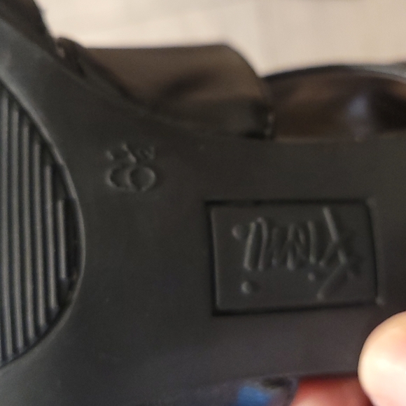 Heels - Picture 7 of 7